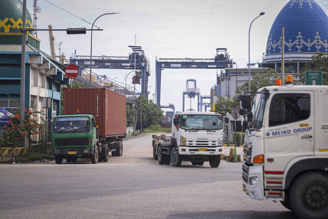 Sejumlah truk melintas di depan kawasan Pelabuhan Tanjung Priok, Jakarta Utara, Sabtu (19/4/2025). Foto: Iqbal Firdaus/kumparan