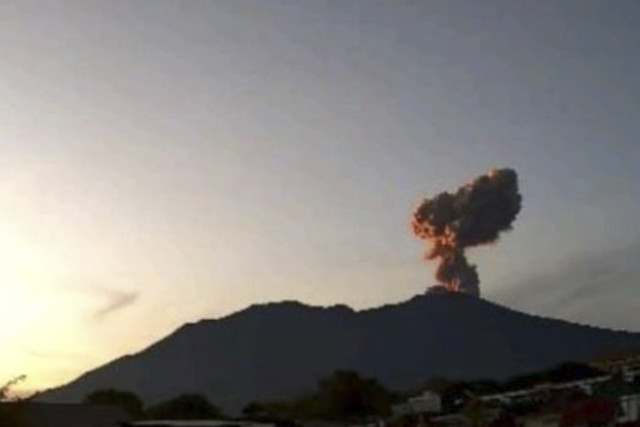 Erupsi Gunung Marapi di Kabupaten Agam dan Kabupaten Tanah Datar pada Sabtu pagi (19/4/2025). Foto: ANTARA/HO-Humas PGA Gunung Marapi