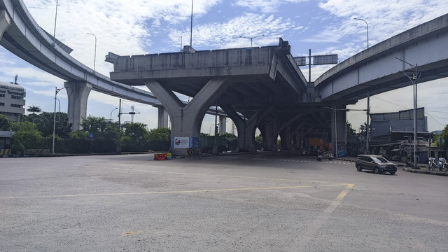Kondisi lalu lintas di persimpangan depan gerbang Pelabuhan Tanjung Priok, Sabtu (19/4/2025).  Foto: Thomas Bosco/kumparan