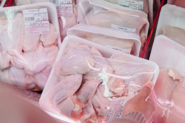 Ilustrasi apakah ayam frozen perlu dicuci. Foto: Pexels.com/Kevin Malik