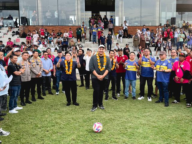 Menteri Pemuda dan Olahraga Dito Ariotedjo (tengah), Ketua Umum PSSI Erick Thohir (kiri) beserta perwakilan Bank Mandiri saat meresmikan BALI 7s 2025 Presented By Bank Mandiri di Bali United Training Center, Pantai Purnama, Bali. Foto: Dok. Bank Mandiri