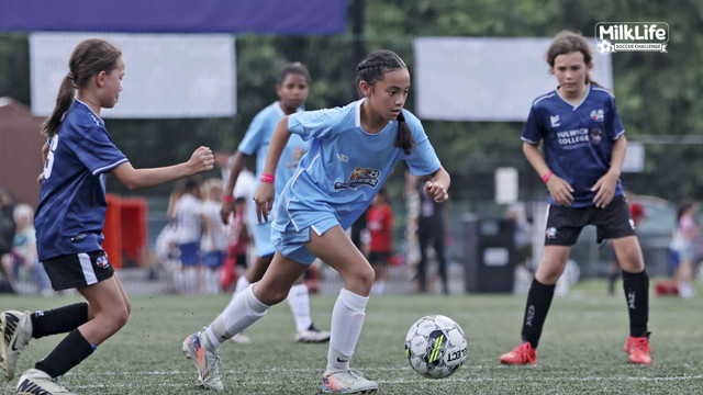  Tim MilkLife Soccer Challenge saat berlaga di JSSL Singapura, Jumat (18/4/2025). Foto: Dok. MilkLife Soccer Challenge