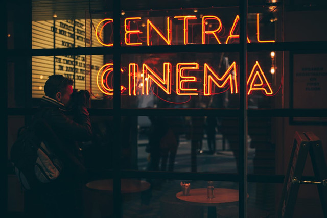Ilustrasi Daftar Pemain Film Mungkin Kita Perlu Waktu,Foto:Pexels/Clem Onojeghuo