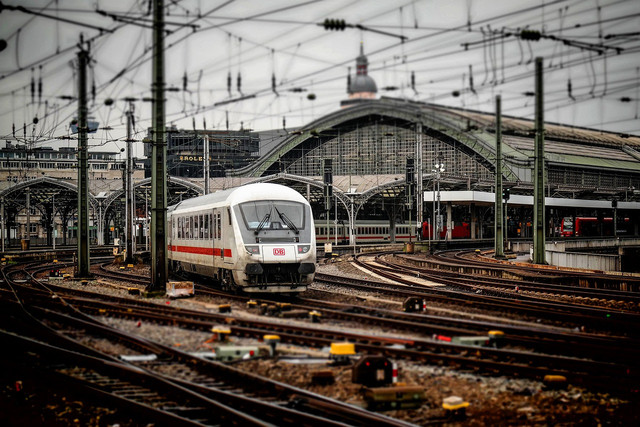 Jadwal kereta Prameks terbaru 2025. Foto hanya ilustrasi, bukan tempat sebenarnya. Sumber: Pixabay/Didgeman