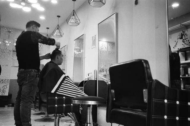 Tips Cara Mengatasi Salah Potong Rambut. Sumber Unsplash Quan Jing