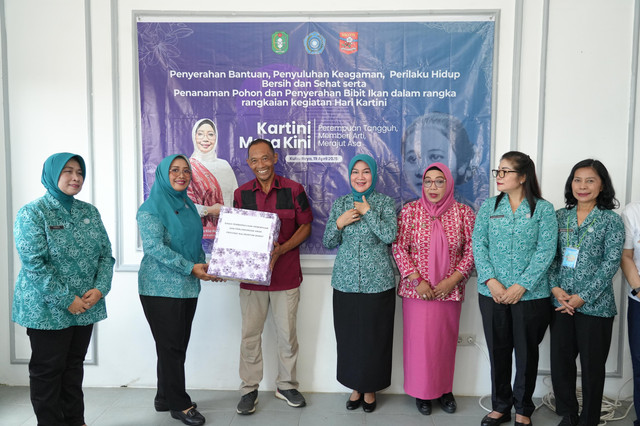 Ketua TP PKK Kalbar menyerahkan bantuan kepada Plh Perempuan Kelas IIA Pontianak. Foto: Dok. Istimewa