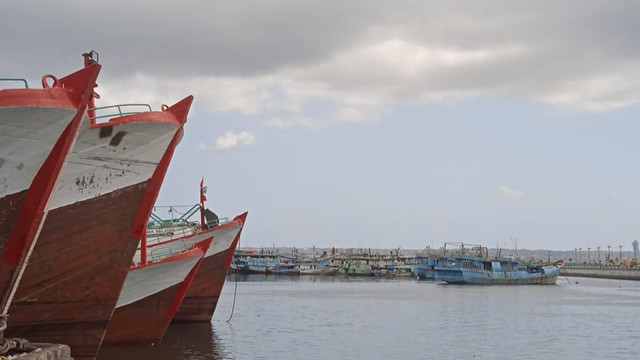 Kapal Perdikanan sedang Bersandar di Pelabuhan (Dokumen Pribadi)