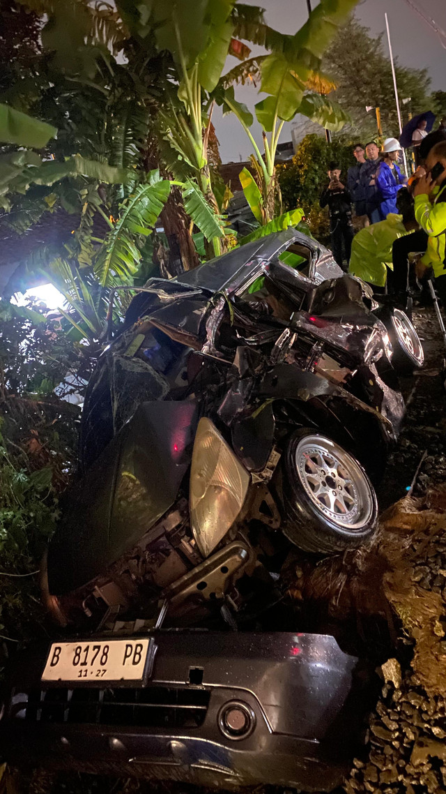 Kondisi mobil yang ringsek usai tabrak kereta. Foto: Dok. kumparan