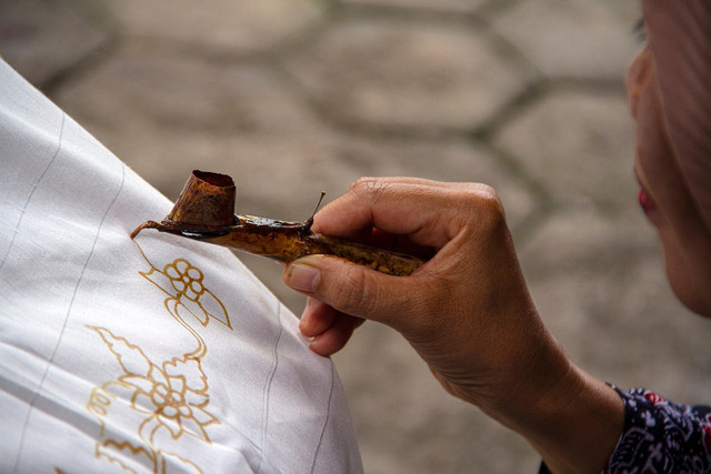 Ilustrasi Apa Pengertian Batik Menurut SNI dan Alat Utama Apa yang Digunakan Dalam Proses Pembuatannya. Sumber: Pixabay/MahmurMarganti