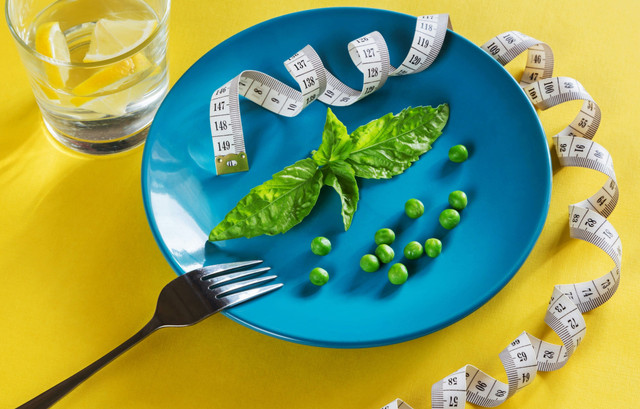 Diet blue plate with centimeter peas and basil. unsplash.com