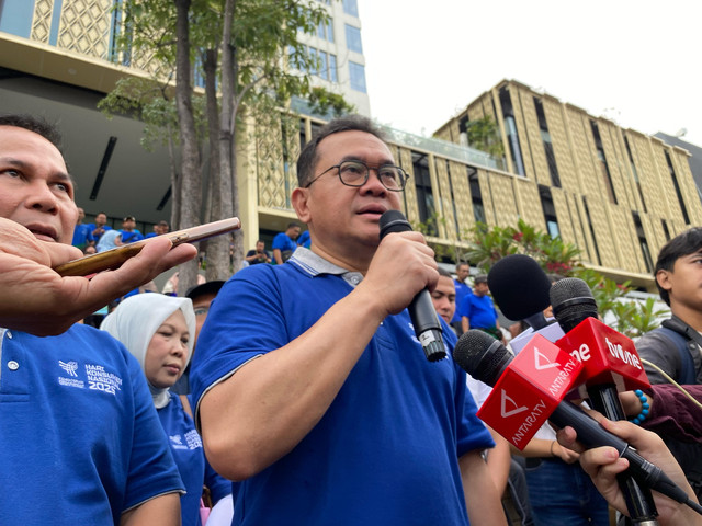 Foto: Menteri Perdagangan (Mendag) Budi Santoso di kawasan Sarinah, Jakarta, Minggu (20/4/2025). Foto: Muhammad Fhandra Hardiyon/kumparan