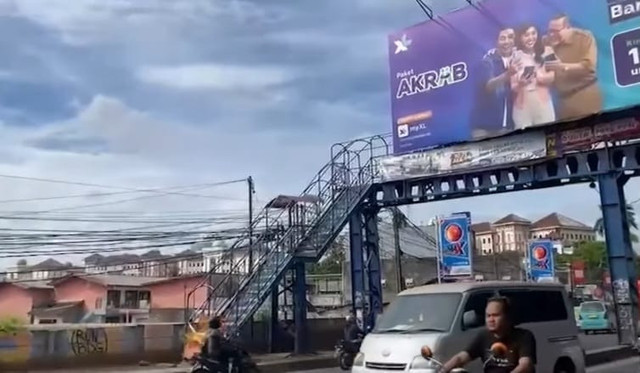 Jembatan depan UIN Jakarta. Foto: Dok. Istimewa