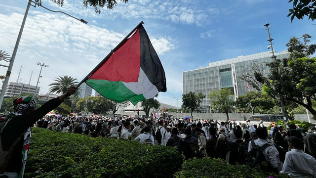 Massa dari Aliansi Pemuda Indonesia untuk Palestina menggelar unjuk rasa di depan Kedutaan Besar Amerika Serikat, Jakarta, Minggu (20/4/2025). Foto: Rayyan Farhansyah/kumparan