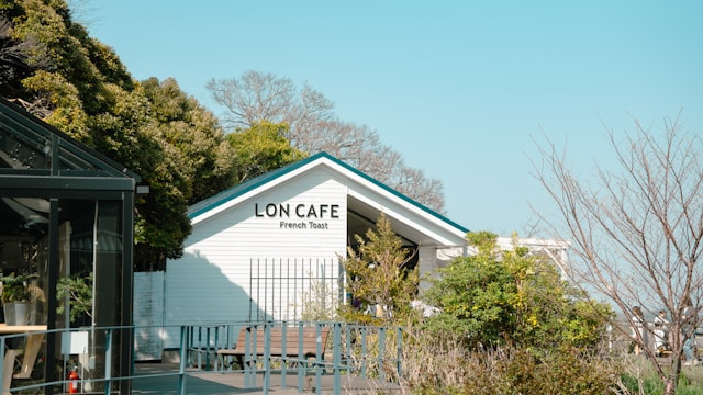 Cafe di Citumang Pangandaran. Foto hanya ilustrasi, bukan yang sebenarnya. Sumber: Unsplash/XS Xue