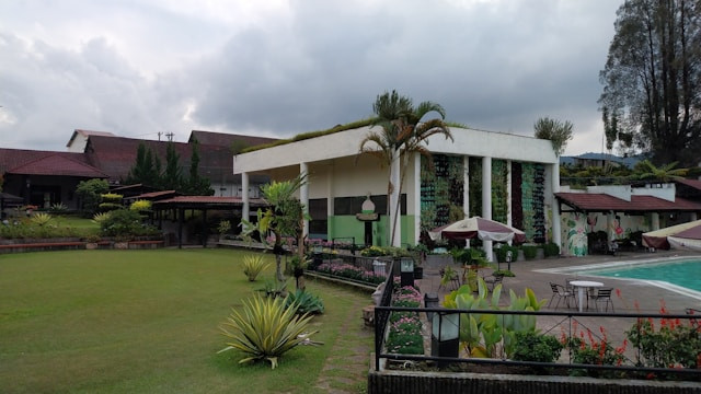 Villa di Pangandaran untuk 50 orang. Foto hanya ilustrasi, bukan yang sebenarnya. Sumber: Unsplash/Edwin Petrus