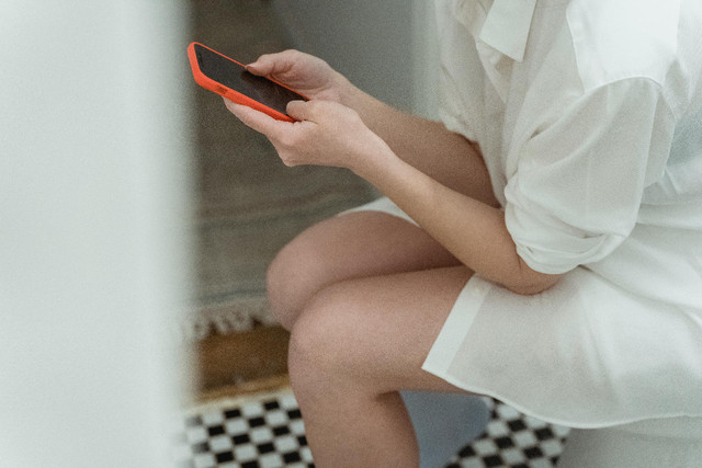 Ilustrasi cara menyiram toilet duduk tanpa tombol - Sumber: pexels.com/@miriam-alonso/