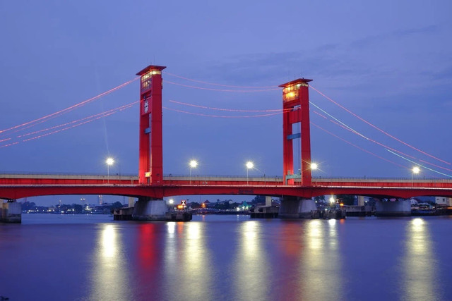 Wisata Palembang dekat Jembatan Ampera. Foto adalah Jembatan Ampera. Sumber: Pexels/Muhammad Adib
