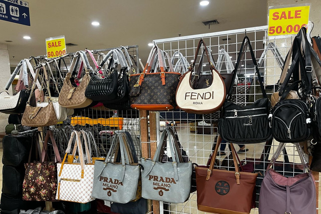 Barang yang dijual di Magga 2 Square, Jakarta, Minggu (20/4/2025). Foto: Rayyan Farhansyah/kumparan
