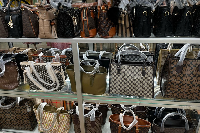 Barang yang dijual di Magga 2 Square, Jakarta, Minggu (20/4/2025). Foto: Rayyan Farhansyah/kumparan