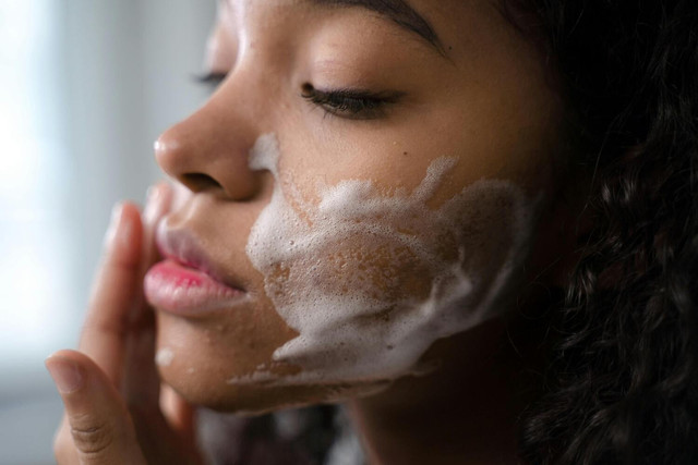 Ilustrasi rekomendasi facial wash untuk kulit berminyak dan pori besar. Sumber: Pexels/Ron Lach