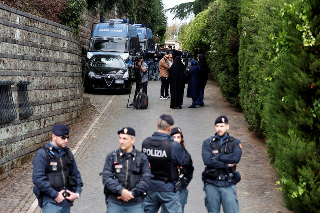 Polisi berjaga saat putaran kedua perundingan nuklir AS-Iran di kedutaan Oman, Roma, Italia, Sabtu (19/4/2025). Foto: Vincenzo Livieri/REUTERS