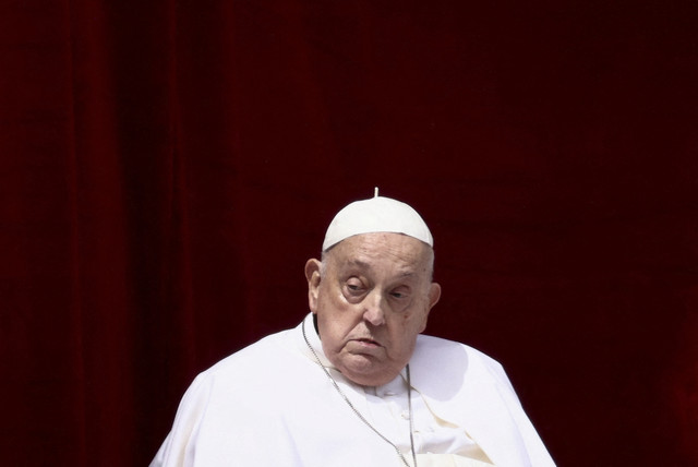 Paus Fransiskus muncul di balkon, pada hari pesan "Urbi et Orbi" (kepada kota dan dunia) di Lapangan Santo Petrus, pada hari Minggu Paskah, di Vatikan, Minggu (20/4/2025). Foto: Yara Nardi/REUTERS