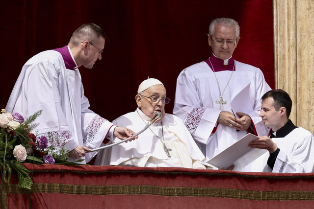 Paus Fransiskus berbicara dari balkon, pada hari pesan "Urbi et Orbi" (kepada kota dan dunia) di Lapangan Santo Petrus, pada hari Minggu Paskah, di Vatikan, Minggu (20/4/2025). Foto: Yara Nardi/REUTERS