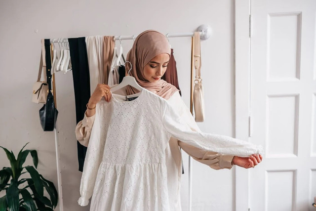 Ilustrasi kebaya hitam cocok dengan jilbab warna apa. Sumber : Pixabay/Pexels