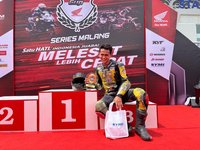 Kiki Aranxa pebalap asal Blitar yang raih podium 1 di Honda Dream Cup kelas Honda Vario 160 di Sirkuit Kanjuruhan, Malang. Foto: Fitra Andrianto/kumparan