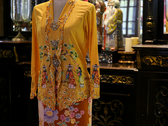 Ilustrasi kebaya kuning cocok dengan jilbab warna apa. Sumber: unsplash.com/AimAris.