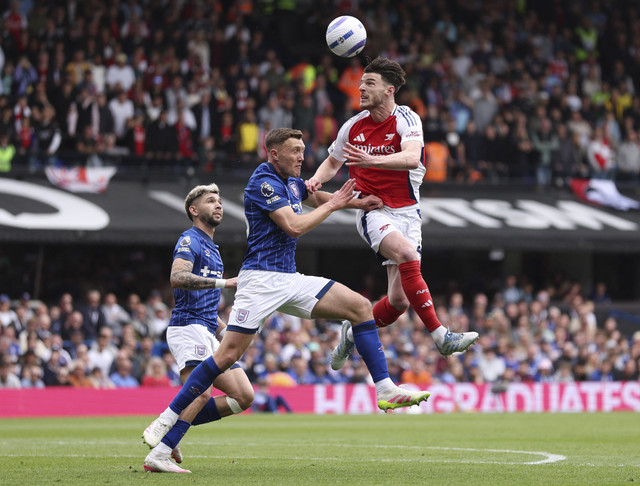 Pemain Arsenal, Declan Rice, beraksi dengan pemain Ipswich Town, Dara O'Shea pada pertandingan Liga inggris antara Ipswich Town vs Arsenal di Portman Road, Ipswich, Inggris, Minggu (20/4/2025). Foto: David Klein/REUTERS