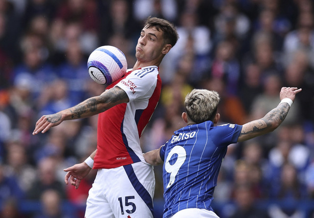 Pemain Arsenal, Jakub Kiwior, beraksi dengan pemain Ipswich Town, Julio Enciso pada pertandingan Liga inggris antara Ipswich Town vs Arsenal di Portman Road, Ipswich, Inggris, Minggu (20/4/2025). Foto: David Klein/REUTERS