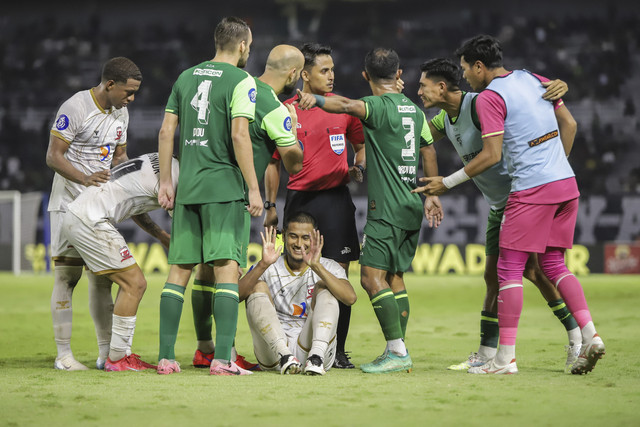Sejumlah pesepak bola Persebaya Surabaya memprotes keputusan wasit saat melawan Madura United pada pertandingan BRI Liga 1 di Stadion Gelora Bung Tomo, Surabaya, Jawa Timur, Minggu (20/4/2025). Foto: Rizal Hanafi/ANTARA FOTO