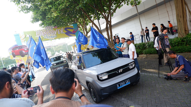 Seremoni penyerahan perdana ratusan mobil listrik VinFast VF 3 ke konsumen Indonesia (20/4/2025). Foto: Sena Pratama/kumparan