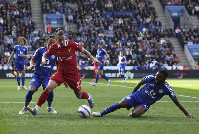Ricardo Pereira dari Leicester City beraksi dengan Kostas Tsimikas dari Liverpool pada pertandingan Liga Inggris antara Leicester City vs Liverpool di Stadion King Power, Leicester, Inggris, Minggu (20/4/2025). Foto: Phil Noble/REUTERS