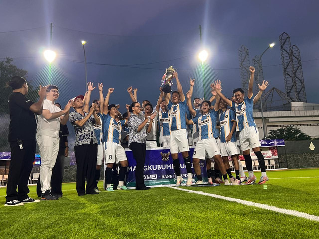Tim Jape Mete melompat tinggi dengan semangat—mengangkat piala juara perdana JEC Mini Soccer Mangkubumi Cup usai menerima langsung dari tangan GKR Mangkubumi. Foto: ESP