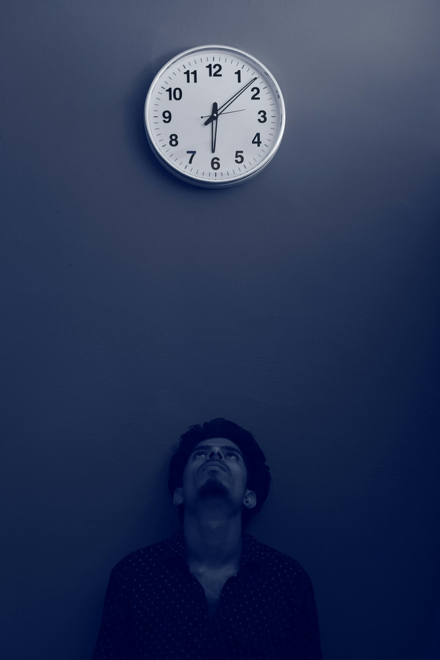 Seseorang merenungi waktu. Foto: Wilsan U/Unsplash.