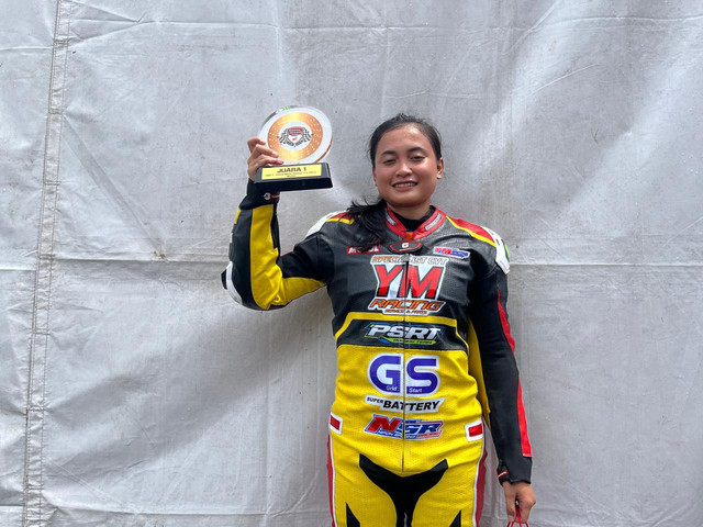 Pembalap wanita asal Gresik Suci Mulyani di Honda Dream Cup 2025. Foto: Fitra Andrianto/kumparan