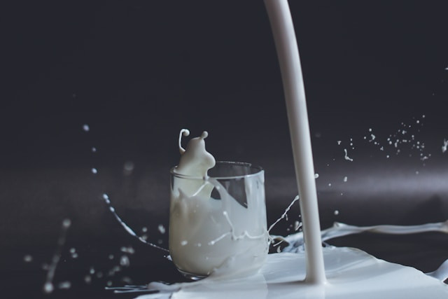 Rekomendasi Susu Untuk Orang Tua 50 Tahun ke Atas. Foto hanya ilustrasi. Sumber foto: Unsplash/Anita