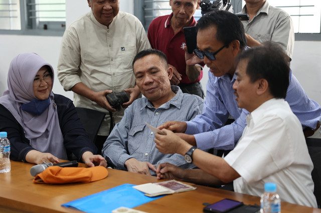 Pertemuan antara TPUA yang diwakili Tifauziah, Rismon Sianipar, dan Roy Suryo dengan pimpinan UGM membahas soal ijazah dan skripsi Jokowi, pada 15 April 2025. Foto: UGM