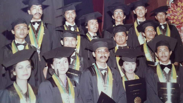 Foto Jokowi dan kawan-kawannya lulus dan diwisuda di UGM. Foto: Dok. Koleksi Frono Jiwo