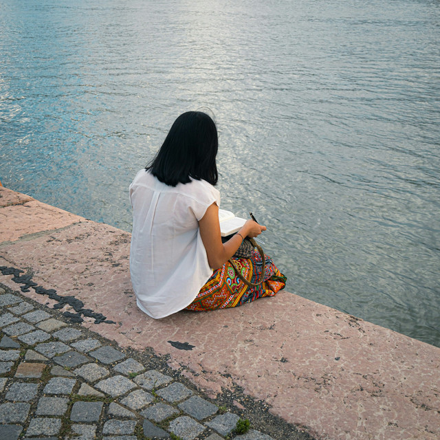 "Solitude Woman" – Foto oleh Richard Stachmann, Unsplash