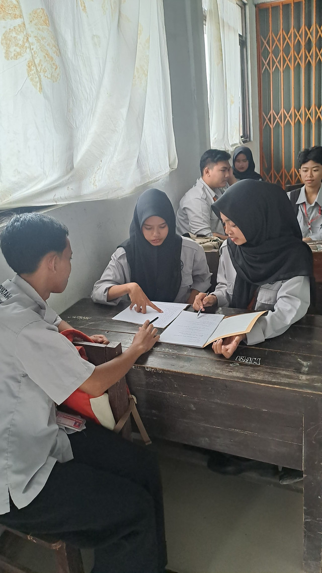 Siswa melakukan pembelajaran diskusi kelompok di sekolah Foto : Dwi Ari Christiani