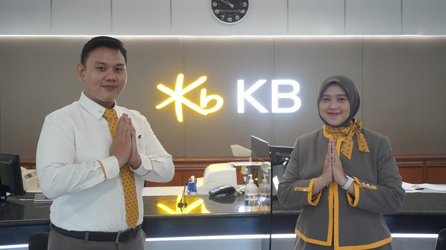 Petugas KB Bank. Foto: Dok. KB Bank