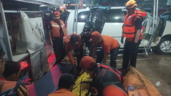 Petugas saat mengevakuasi korban meninggal akibat banjir. | Foto: Dok Istimewa