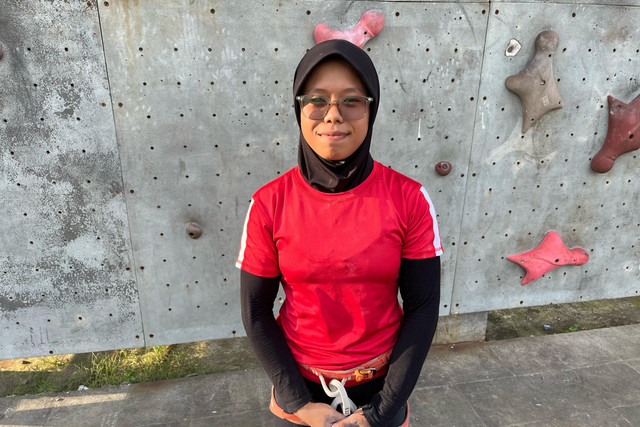 Sabrina Syarifah Calidris, atlet panjat tebing Indonesia asal saat latihan di Community Hub, Pamulang, Tangerang Selatan, Minggu (20/4/2025). Foto: Azrumi El Ghazali/kumparan