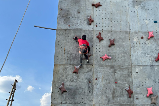 Sabrina Syarifah Calidris, atlet panjat tebing Indonesia asal saat latihan di Community Hub, Pamulang, Tangerang Selatan, Minggu (20/4/2025). Foto: Azrumi El Ghazali/kumparan
