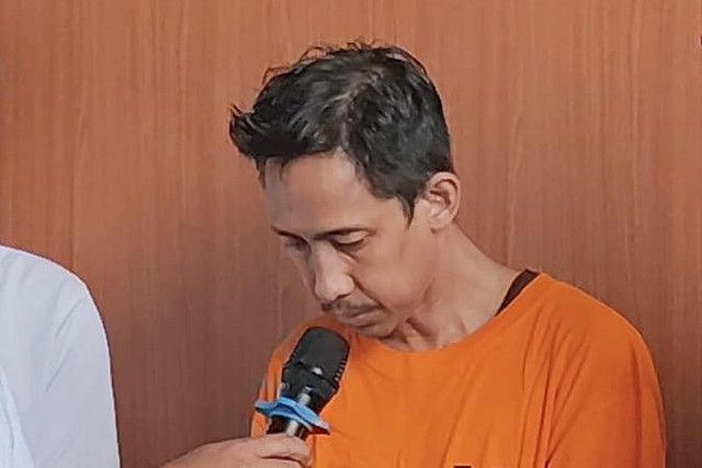 Dokter PPDS UI Azwindar Eka Satria (kanan), tersangka pelecehan seksual dihadirkan saat konpers di Polres Metro Jakarta Pusat, Senin (21/4/2025). Foto: Jonathan Devin/kumparan