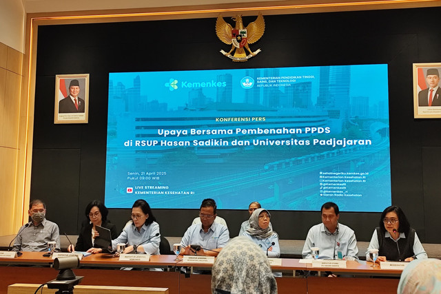 Konfesensi pers mengenai berbagai kasus terkait tenaga medis di Kementerian Kesehatan (Kemenkes), Jakarta Selatan, Senin (21/4/2025). Foto: Alya Zahra/kumparan 