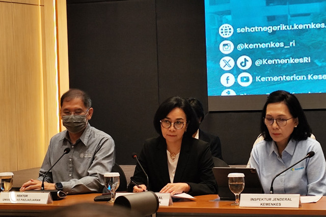 Rektor Unpad Prof. Arie Sjamsulaksan Kartasasmita (kiri), Inspektur Jenderal Kemendiktisaintek Chatarina Muliana (tengah), Inspektur Jenderal Kemenkes Murti Utami (kanan) di Kantor Kemenkes, Jakarta Selatan, Senin (21/4/2025). Foto: Alya Zahra/kumparan 